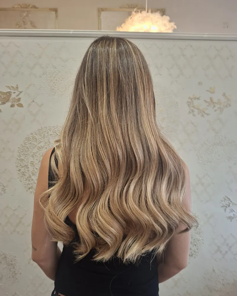 Balayage rubio con ondas realizado en NÜMIA, Palma